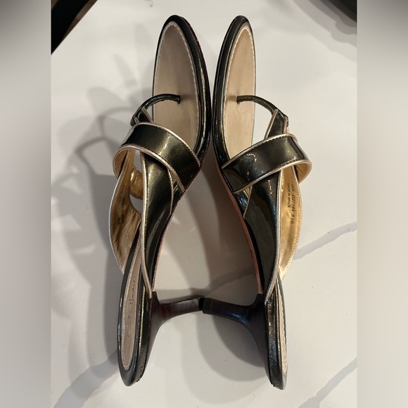 Cole Haan Metallic Olive Gold Patent Leather Kitten Heel Thong Sandals Size 8.5 - Picture 7 of 9